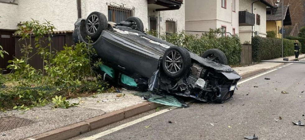 Paura in paese, perde il controllo dell'auto che si ribalta e finisce contro la siepe di una casa danneggiando un tubo del