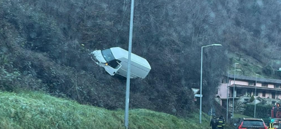 Il furgone finisce nella boscaglia: difficile intervento di recupero con l'autogrù