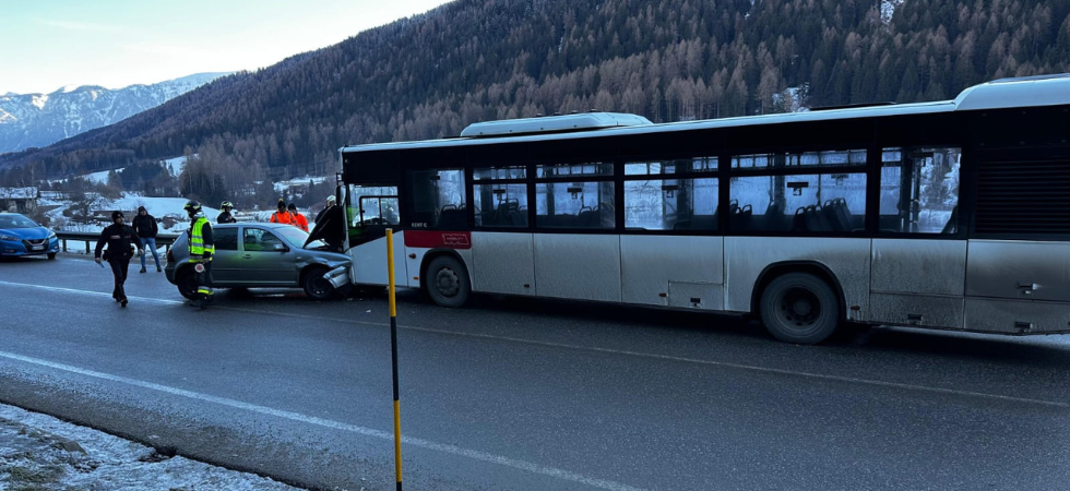 Violento schianto frontale tra uno skibus e un'auto: grave una donna di 55 anni elitrasportata in ospedale
