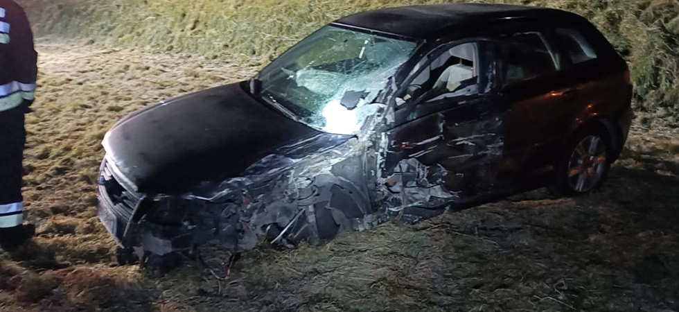 Violento scontro fronto-laterale fra un'auto e un pick-up, una persona trasportata in ospedale