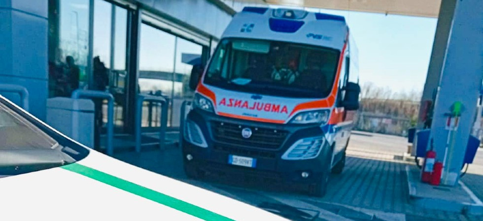 Colpita da un arresto cardiaco davanti al bar, una giovane si accascia a terra