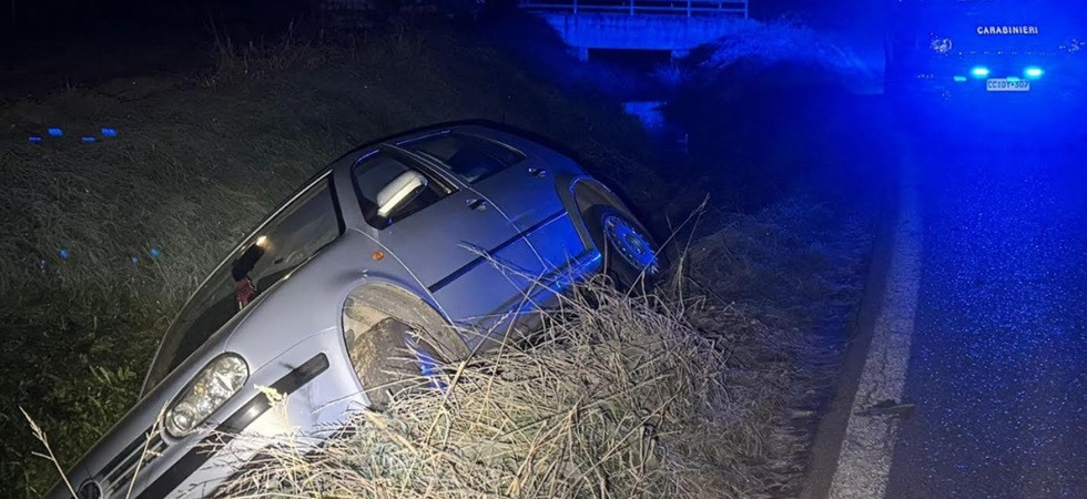 Fugge all'alt dei carabinieri si ribalta con l'auto e poi scappa