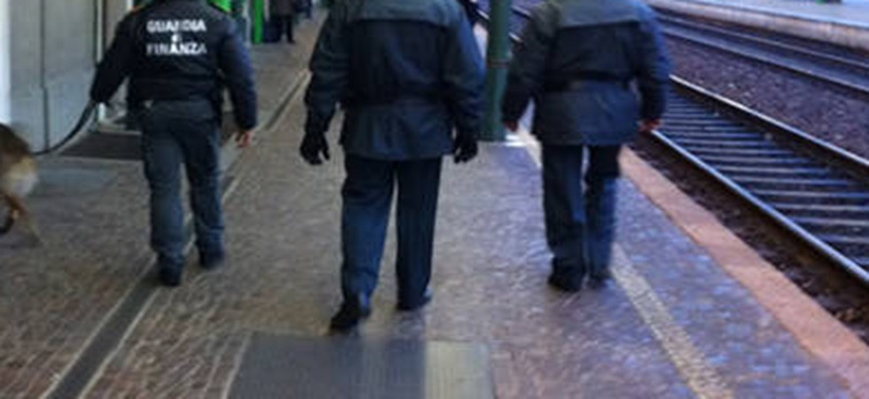 Trovato in possesso di cocaina mentre attende il treno, 20enne nei guai