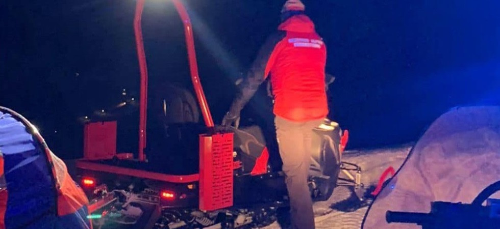 Tremendo schianto, la motoslitta si ribalta e due uomini precipitano in un pendio: in azione i soccorsi