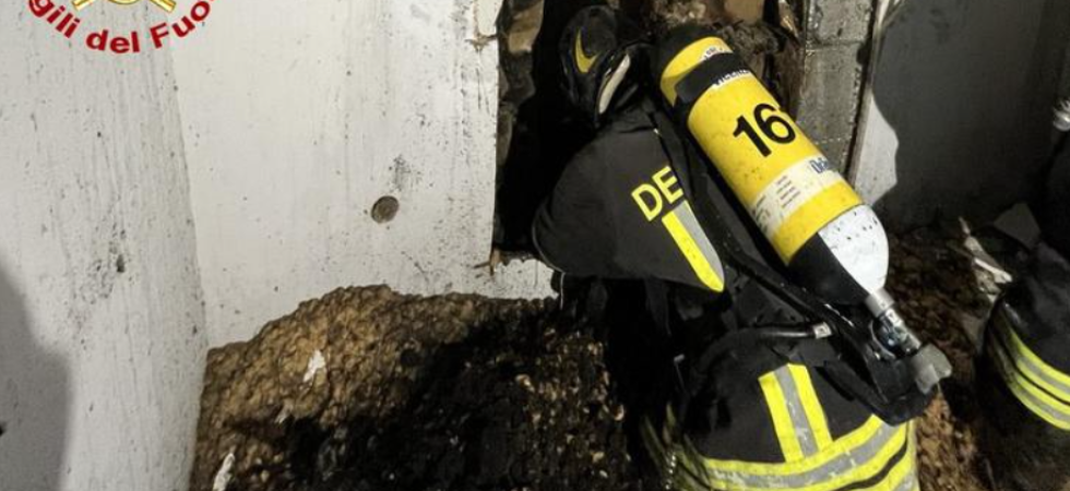 Brucia l'intercapedine di una casa e l'abitazione si riempie di fumo: distrutti l'impianto elettrico e quello di ventilazione
