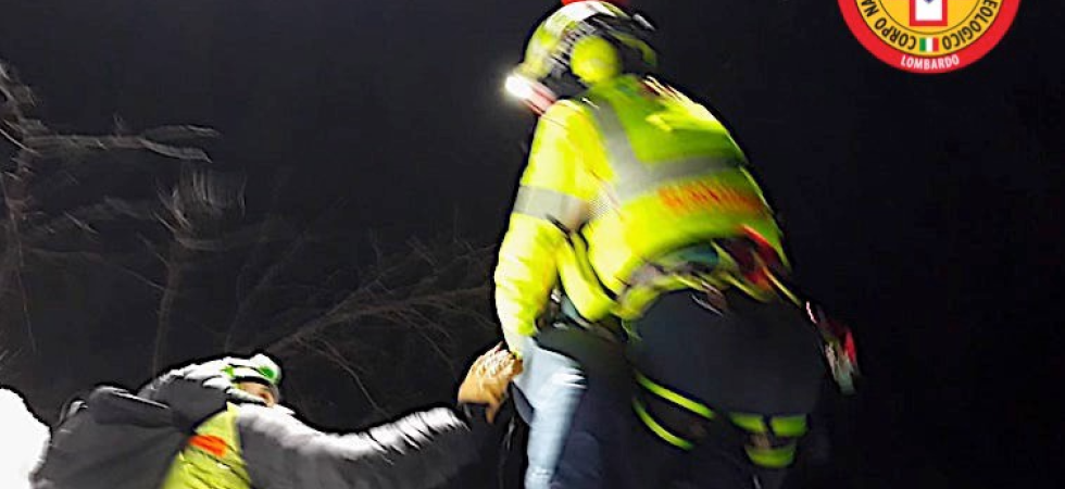 Foto d'archivio Rimane bloccato sulle rocce al buio (e al freddo) ma per ritrovarlo ci vogliono delle ore