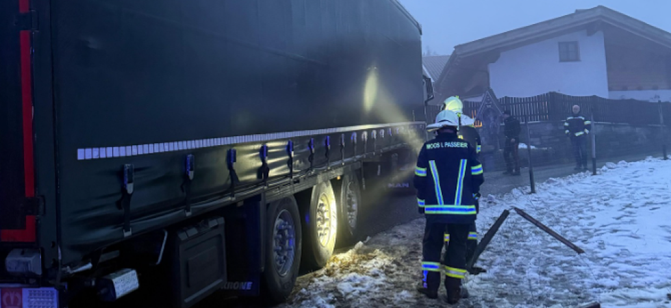 Navigatore conduce il mezzo pesante su una stradina in quota (troppo stretta) e l'autoarticolato rimane bloccato