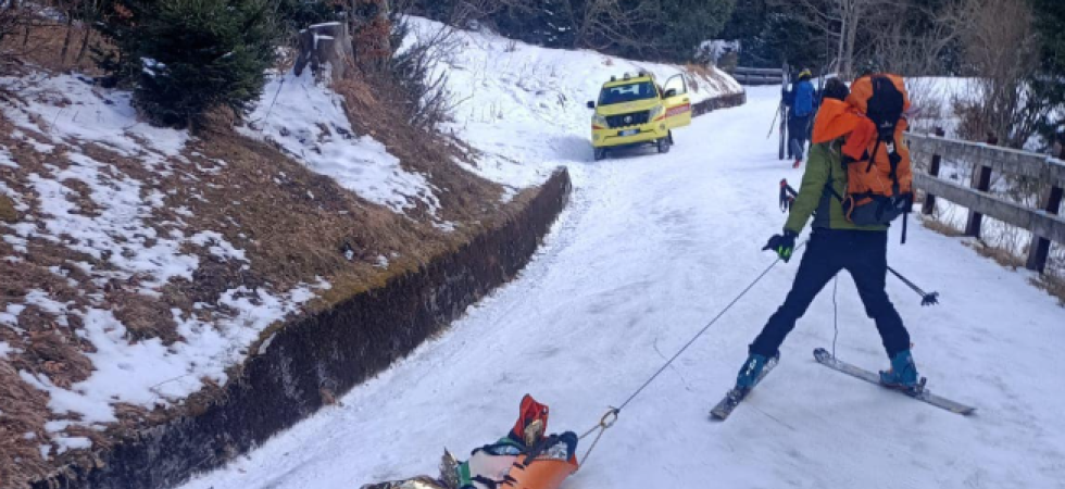 Scivola in un canalone su una lingua di neve ghiacciata (per decine di metri) e non riesce più a risalire