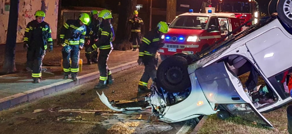 Spaventoso incidente nella notte, si ribalta con l'auto e rimane intrappolata nel mezzo