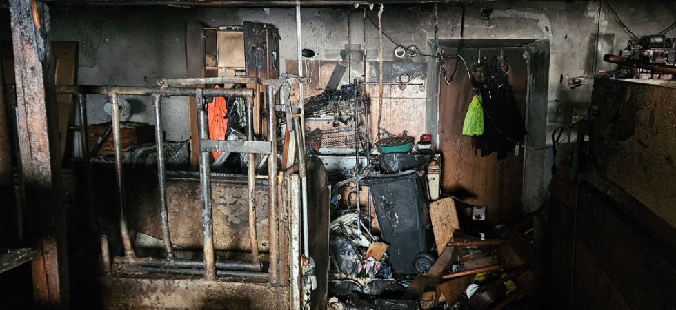 Foto dalla pagina Facebook "Feuerwehr Steinach am Brenner" Drammatico incendio in una stalla, le fiamme devastano la struttura e un vigile del fuoco cade a terra ferendosi