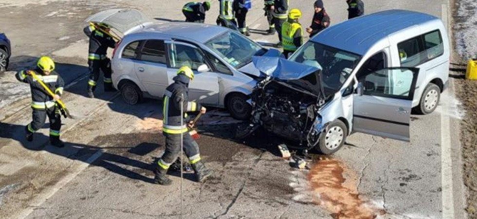 Violento schianto fra due mezzi, convolte tre persone: 2 feriti trasportati in ospedale