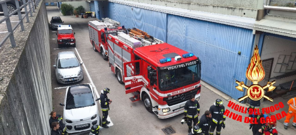 Fumo e fiamme in un magazzino seminterrato, momenti di paura per un principio di incendio: in azione i vigili del fuoco
