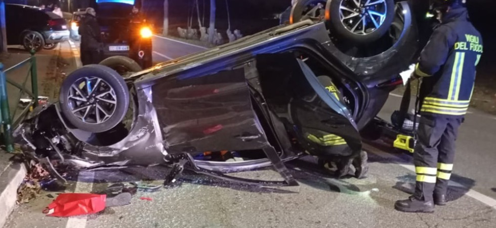Violento scontro frontale, l'impatto tremendo: un'auto si è ribaltata, una persona trasportata d'urgenza in ospedale