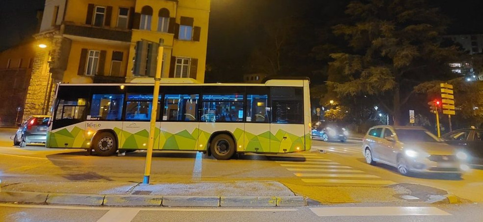 Urto tra un bus e un'auto, doppio incidente incidente in pochi minuti e disagi al traffico in centro