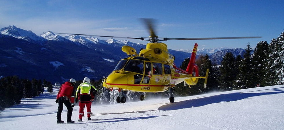 Brutto incidente sulle piste, bimbo di 8 anni cade, sbatte e finisce in un torrente: soccorsi in azione