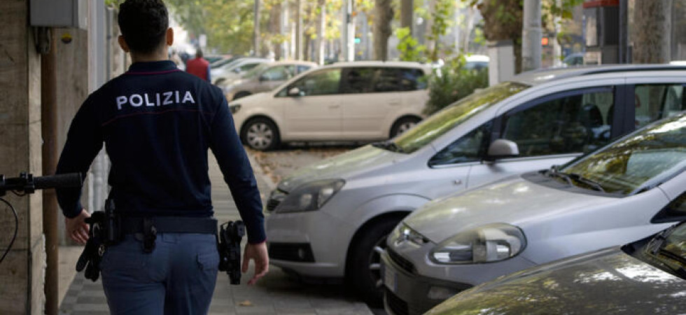 Marito geloso la costringe a dimettersi dal lavoro, lei scoppia a piangere davanti alla direttrice che attiva le forze