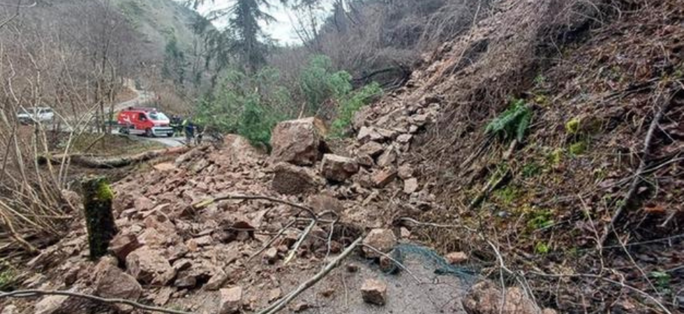 Frana sulla strada, per rimettere in sicurezza la zona verrà demolito il blocco roccioso ancora instabile in parete
