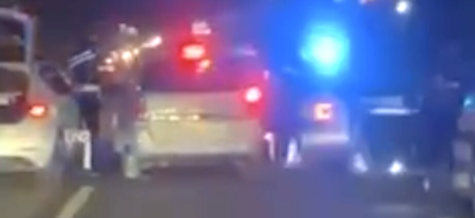 Rocambolesco inseguimento nella notte, ubriaco alla guida fugge all'alt della polizia e imbocca a tutta velocità una rotonda