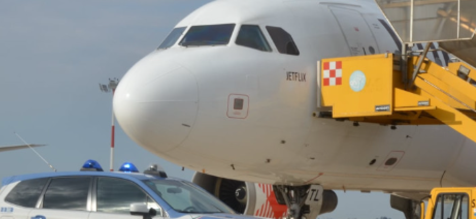 Foto archivio Cerca di imbarcarsi su un volo per Londra con il figlio di 12 anni esibendo dei passaporti falsi: arrestata una 40enne