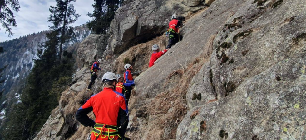 Curioso intervento in quota: escursionista sente dei lamenti e avvista dei cani sulle rocce