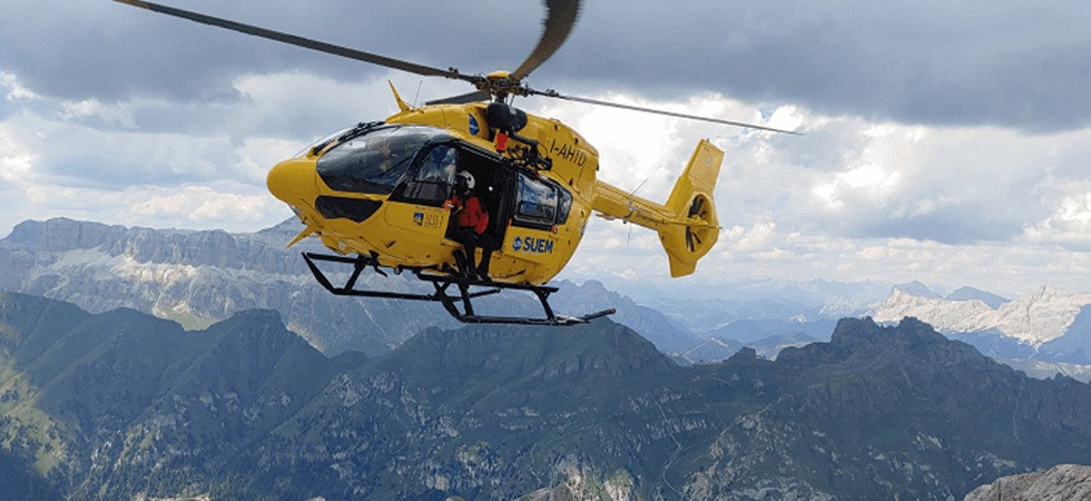 Si accascia a terra durante l'escursione e gli amici lanciano l'allarme: un 65enne recuperato dall'elisoccorso
