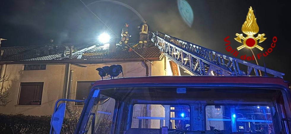 Fiamme sul tetto di un'abitazione, momenti di paura per un uomo rimasto intossicato dal fumo: soccorsi in azione