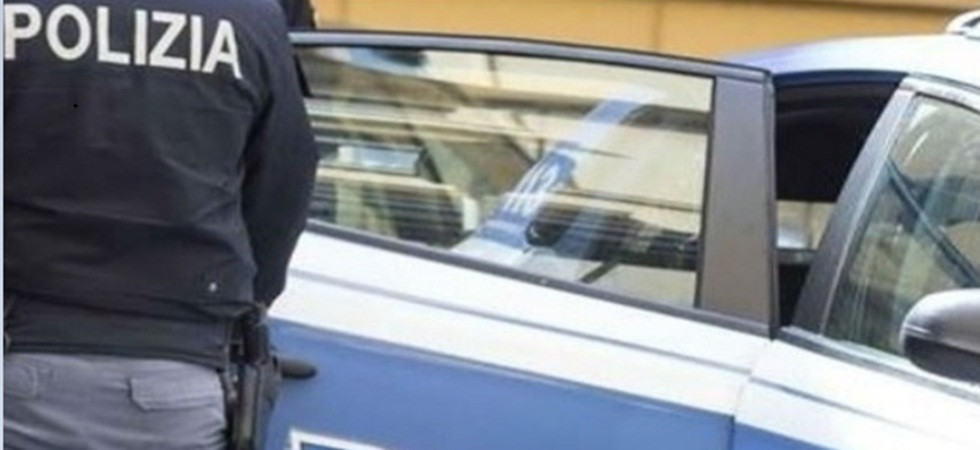 Minaccia gli addetti alla sicurezza mimando il taglio della gola, 28enne rintracciato dalla polizia: sarà espulso dall'Italia