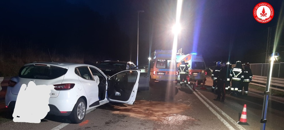 Frontale tra due auto, coinvolte sei persone nello schianto