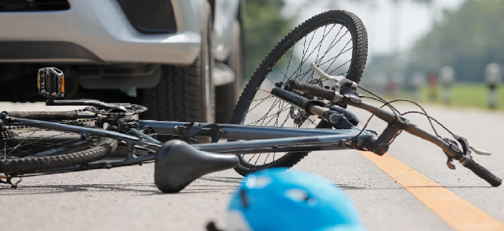 Foto archivio Tremendo incidente, auto investe un ciclista che viene sbalzato violentemente sull'asfalto: grave un 60enne