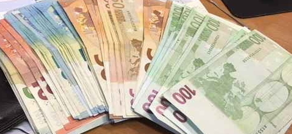 Trovano 8.500 euro abbandonati e li consegnano alle forze dell'ordine ma nessuno li reclama e il denaro diventa loro