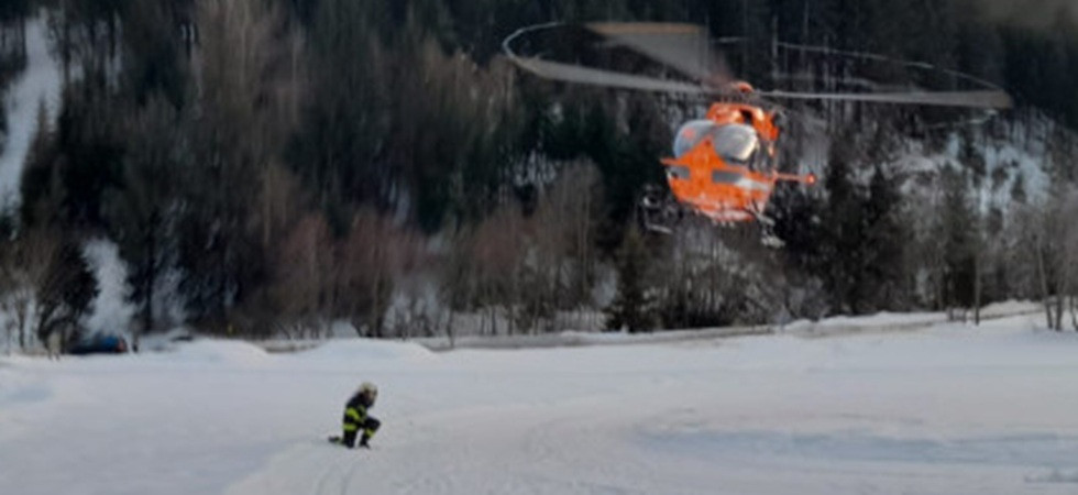 Innesca una valanga con lo snowboard a 2.500 metri e la neve travolge due soccorritori
