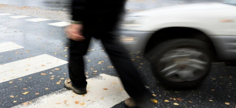 Si lanciano sotto le automobili per poi chiedere il risarcimento, torna l'allarme per la truffa del finto investimento