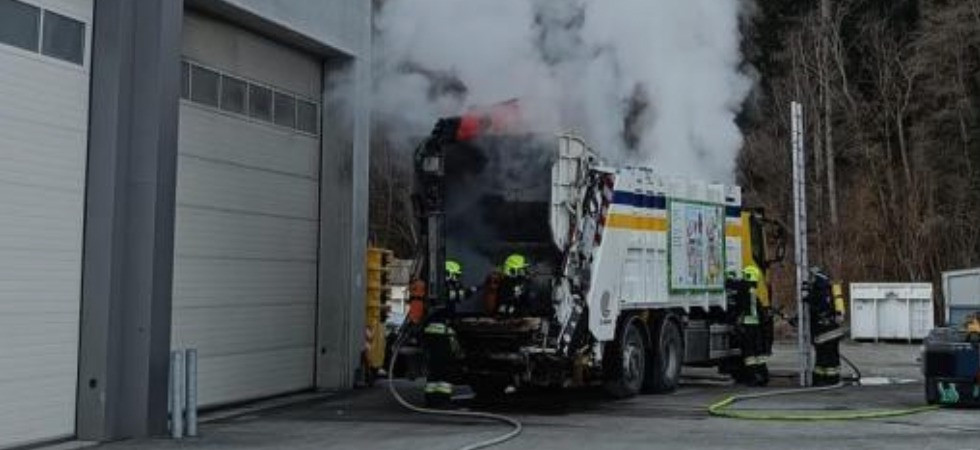 Un'enorme colonna di fumo e le fiamme che divampano e avvolgono il camion dei rifiuti: vigili del fuoco in azione