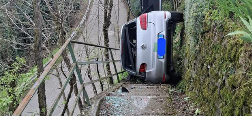 Inseguiti dalla polizia, tentano di 'saltare' la scalinata ma la Golf rimane incastrata (e ai 4 malviventi non resta che