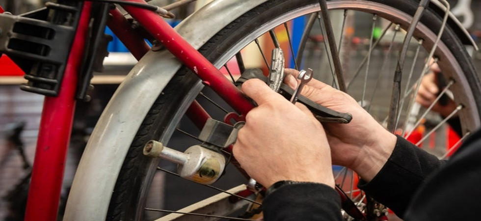 Un’officina mobile per la riparazione delle bici: farà tappa in 14 comuni, ecco di cosa si tratta