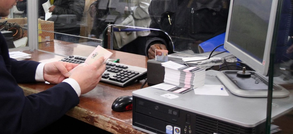 Minaccia (per mail e telefono) i poliziotti per avere il rinnovo del permesso di soggiorno