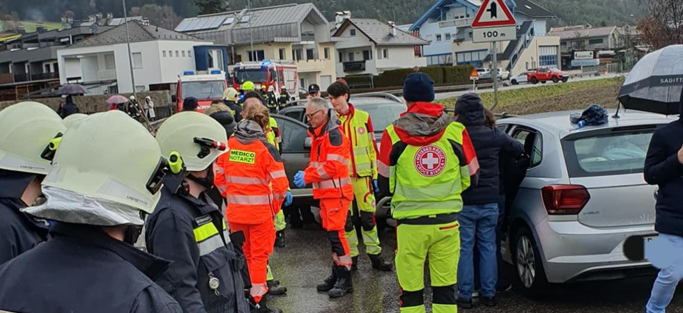 Frontale tra due auto, i veicoli fermano la corsa in mezzo alla strada