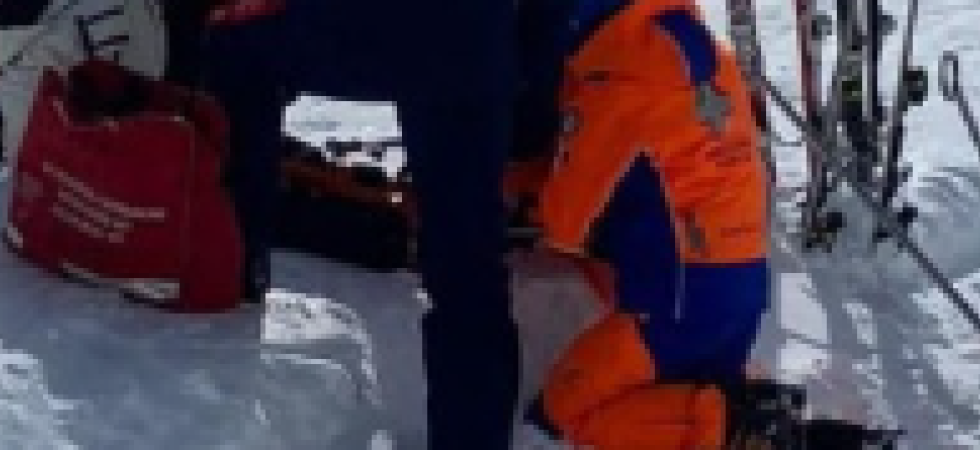 Sciatore esce di pista per la scarsa visibilità e si schianta contro un palo