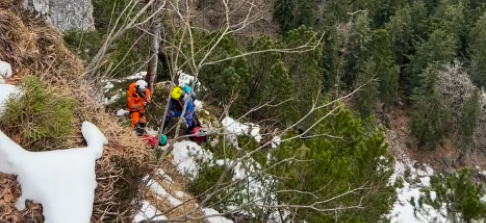 Riesce ad aggrapparsi alle rocce mentre precipita: interviene l'elicottero (che non riesce a trovare l'uomo)