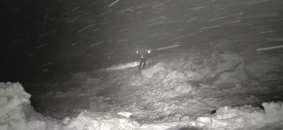 In quota nonostante il rischio valanghe, precipita per 150 metri con le ciaspole e rimane bloccato al buio in mezzo alla