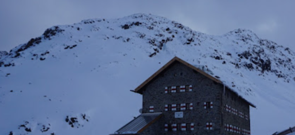 I soccorsi non possono intervenire allora cinque ospiti del rifugio entrano in azione per salvare uno scialpinista sepolto