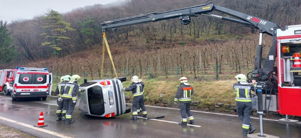 Momenti di paura sulla strada, perde il controllo dell'auto che urta un muretto e si ribalta