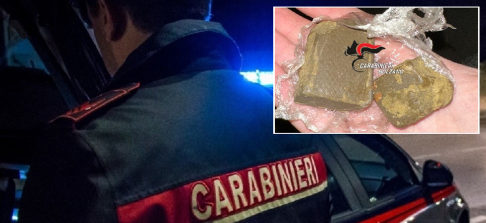 Fermato in auto dai carabinieri, cerca di liberarsi di mezzo etto di hashish: 19enne denunciato dai carabinieri