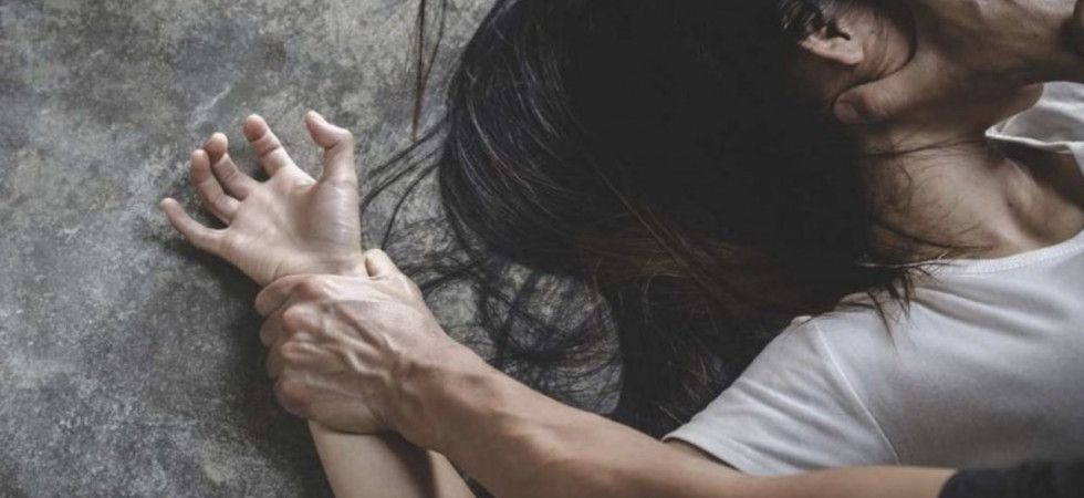 Violenta una ragazza ventenne dopo averla fatta bere, ma lei riesce a fuggire e a chiedere aiuto