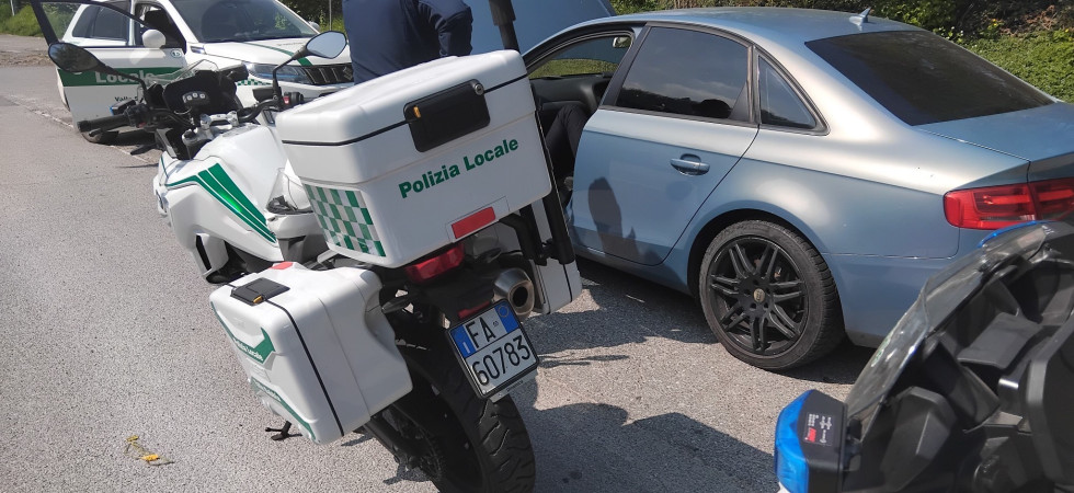 Chiedono soldi agli automobilisti fingendo di esser rimasti senza carburante: denunciati per truffa