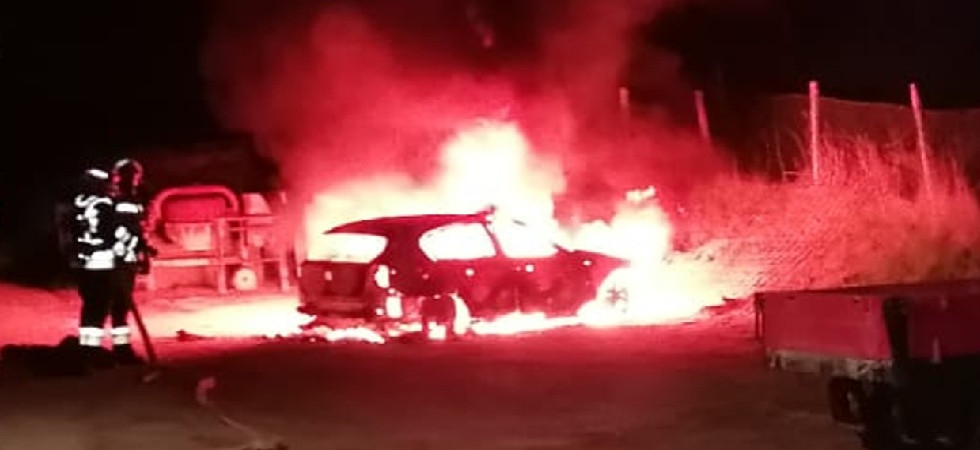 Incendio nelle notte, le fiamme distruggono un'auto: vigili del fuoco in azione