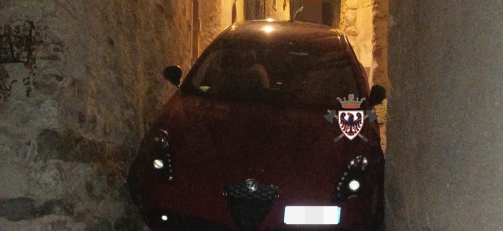 Guida sportiva'': l'Alfa Romeo resta incastrata tra i muri delle vie del paese
