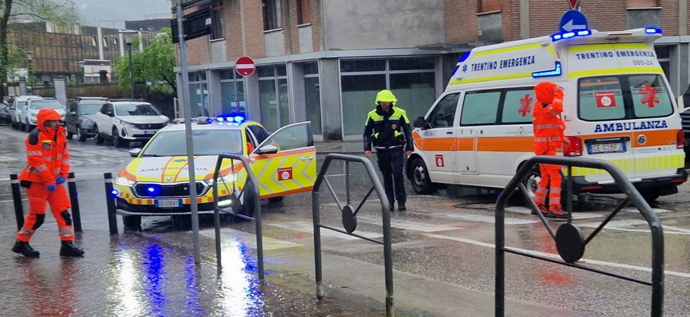 Travolto da un'auto mentre attraversa la strada, momenti di paura a Trento: 66enne trasportato all'ospedale
