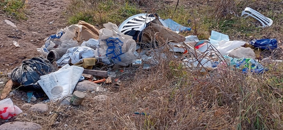 Puliscono una casa e poi abbandonano i rifiuti vicino al fiume