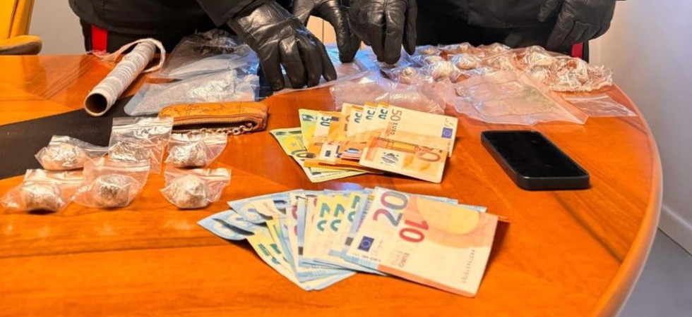 Passeggia per strada con più di un etto di hashish già diviso in dosi nello zaino